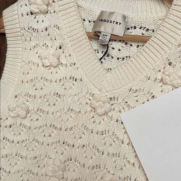 NWT Industry Ivory Flower Stitch Sleeveless knit Sweater Vest Size Small - Picture 12 of 13